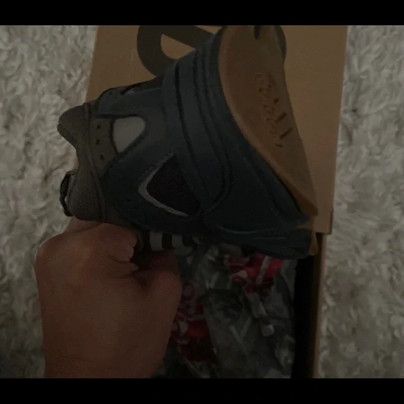 Yeezy Boost 700 Size 6 - Picture 6 of 6